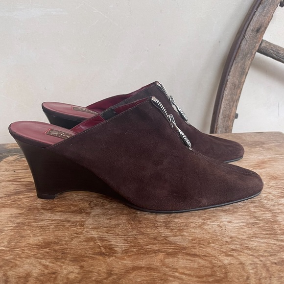 BRIGHTON “ROCKER” Brown Suede Wedge Heel Mules Decorative Zipper Toggle 9M NEW! - Picture 8 of 12